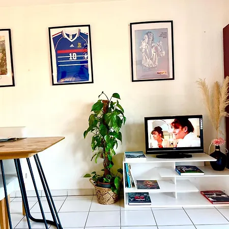 Bel Appart Avec 2 Chambres - Parking Et Clim - Metro Argoulets